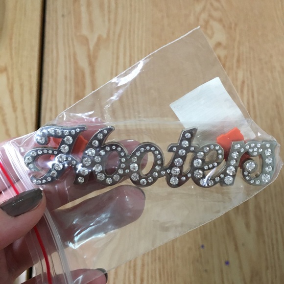 New Bundle Of 2 Hooters Girl Rhinestones Tac Pin & Hooters Girl Lips Button - Picture 4 of 8